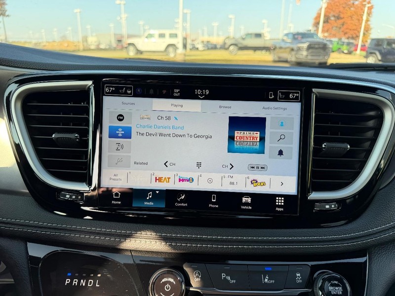 Chrysler Pacifica Vehicle Full-screen Gallery Image 16