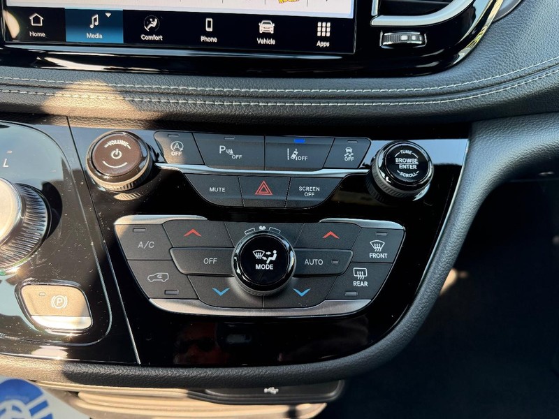 Chrysler Pacifica Vehicle Full-screen Gallery Image 17