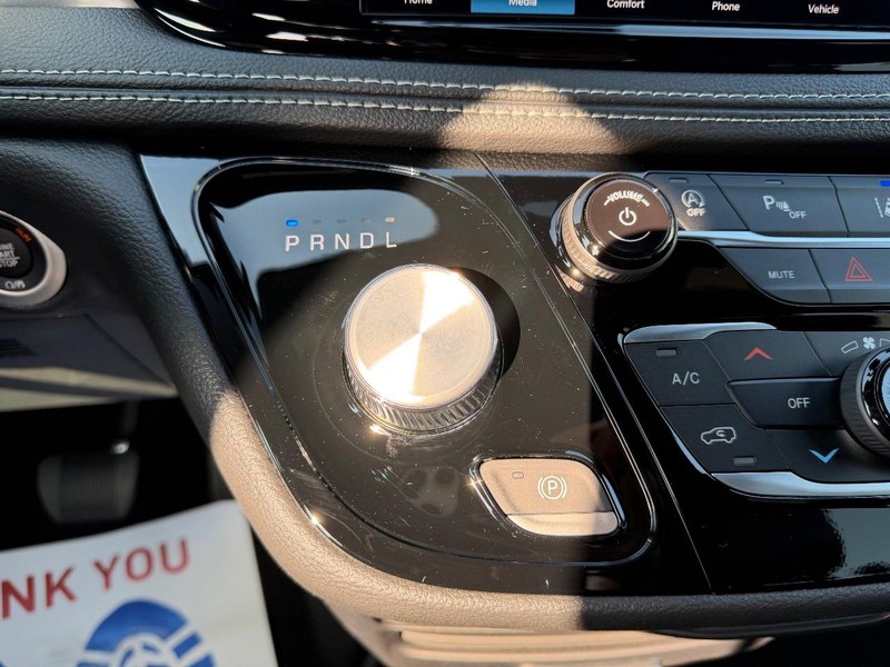 Chrysler Pacifica Vehicle Full-screen Gallery Image 18