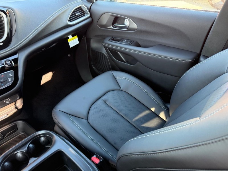 Chrysler Pacifica Vehicle Full-screen Gallery Image 19