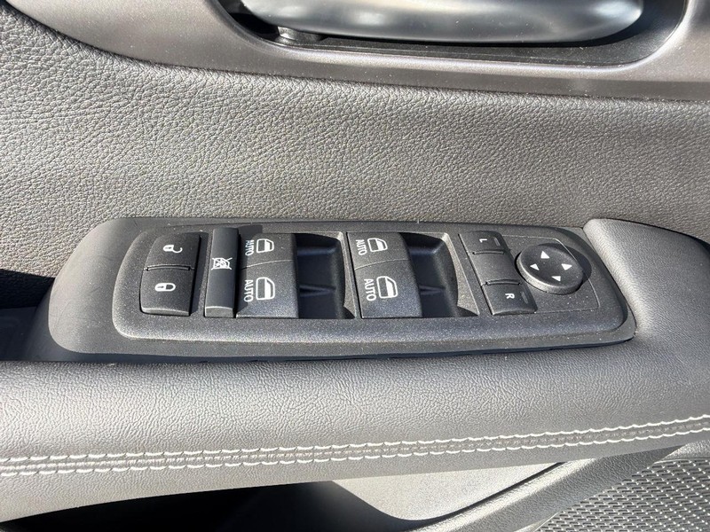 Chrysler Pacifica Vehicle Full-screen Gallery Image 20