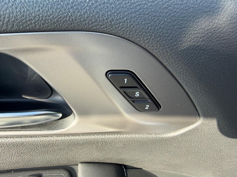 Chrysler Pacifica Vehicle Full-screen Gallery Image 21