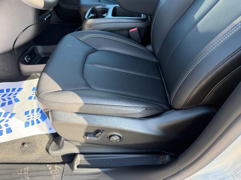 Chrysler Pacifica Vehicle Full-screen Gallery Image 22