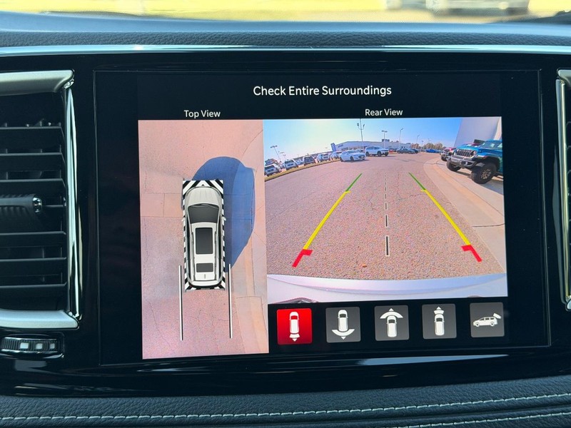 Chrysler Pacifica Vehicle Full-screen Gallery Image 24