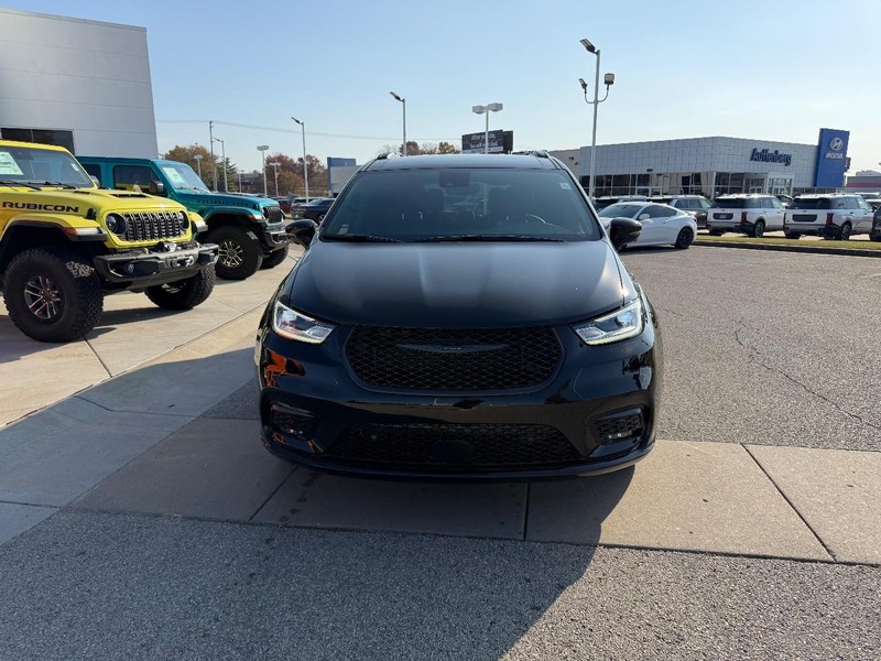 Chrysler Pacifica Vehicle Full-screen Gallery Image 2