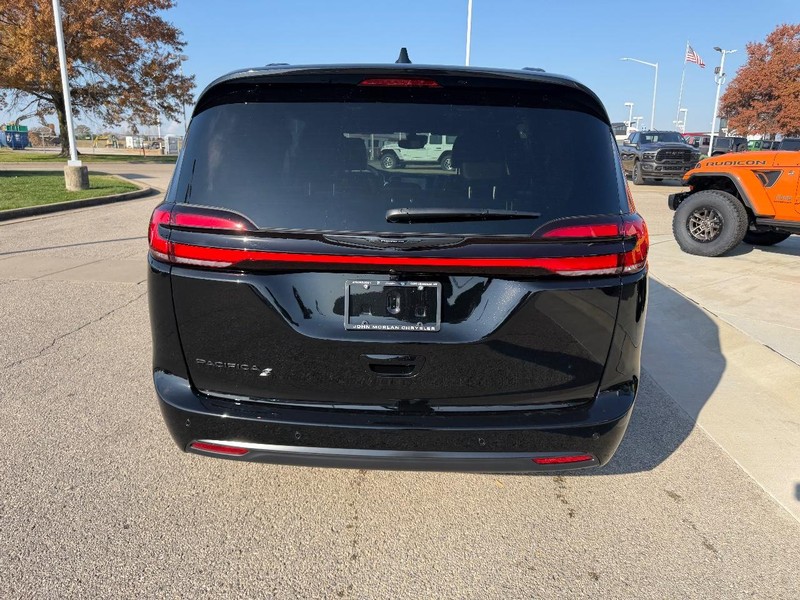 Chrysler Pacifica Vehicle Full-screen Gallery Image 5