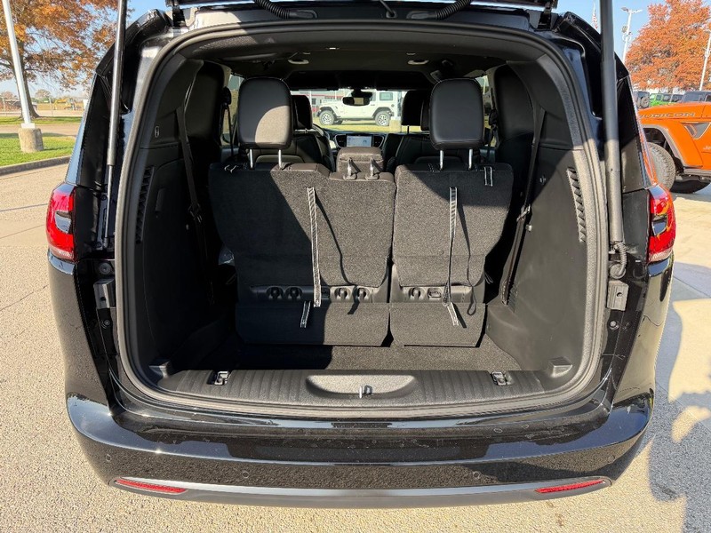 Chrysler Pacifica Vehicle Full-screen Gallery Image 6