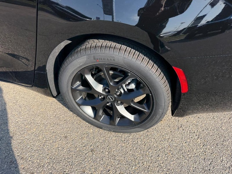 Chrysler Pacifica Vehicle Full-screen Gallery Image 8