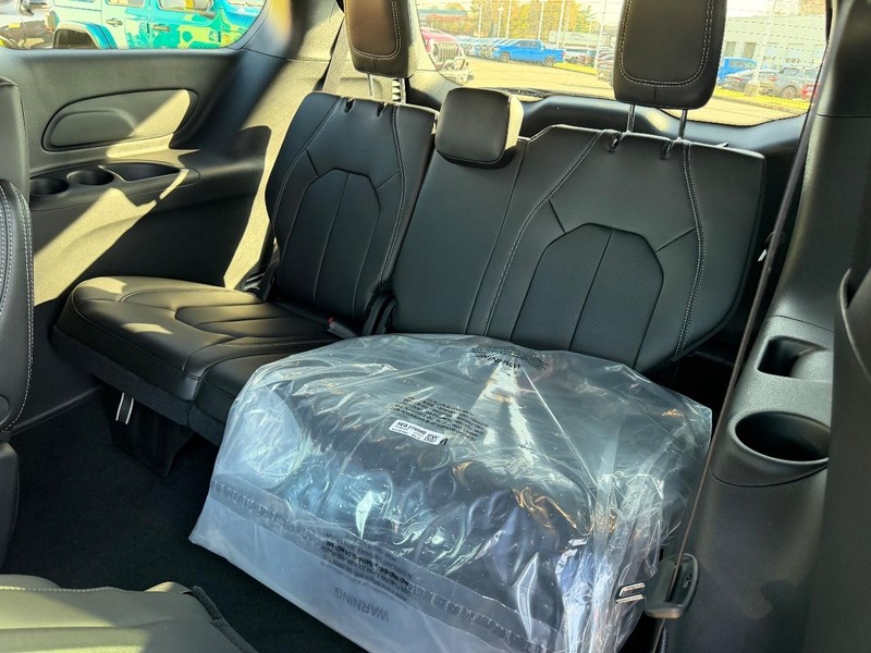 Chrysler Pacifica Vehicle Full-screen Gallery Image 9