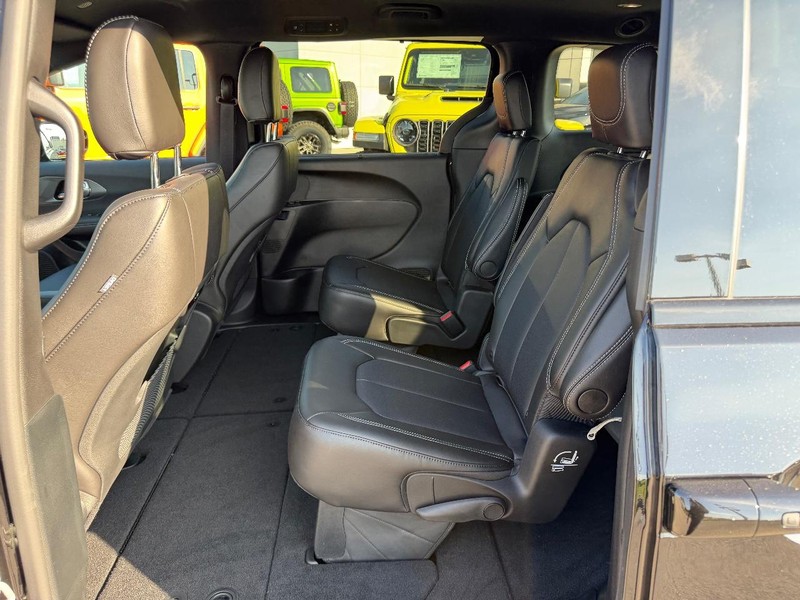 Chrysler Pacifica Vehicle Full-screen Gallery Image 10