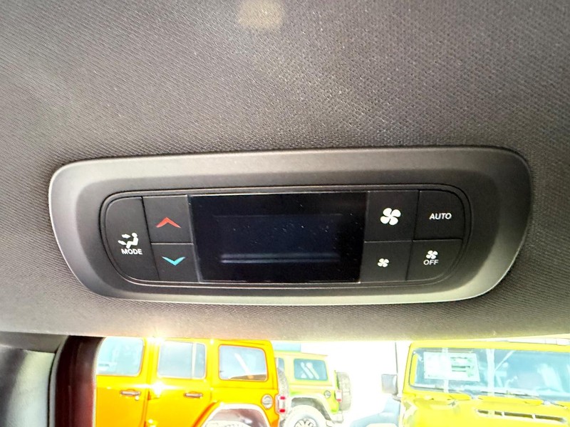 Chrysler Pacifica Vehicle Full-screen Gallery Image 11