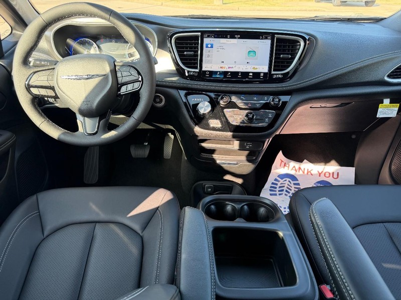 Chrysler Pacifica Vehicle Full-screen Gallery Image 12