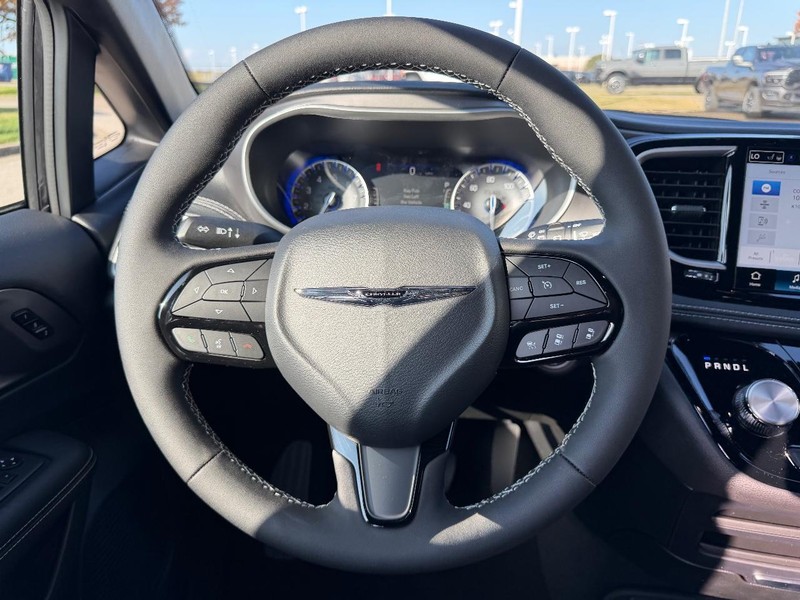 Chrysler Pacifica Vehicle Full-screen Gallery Image 13