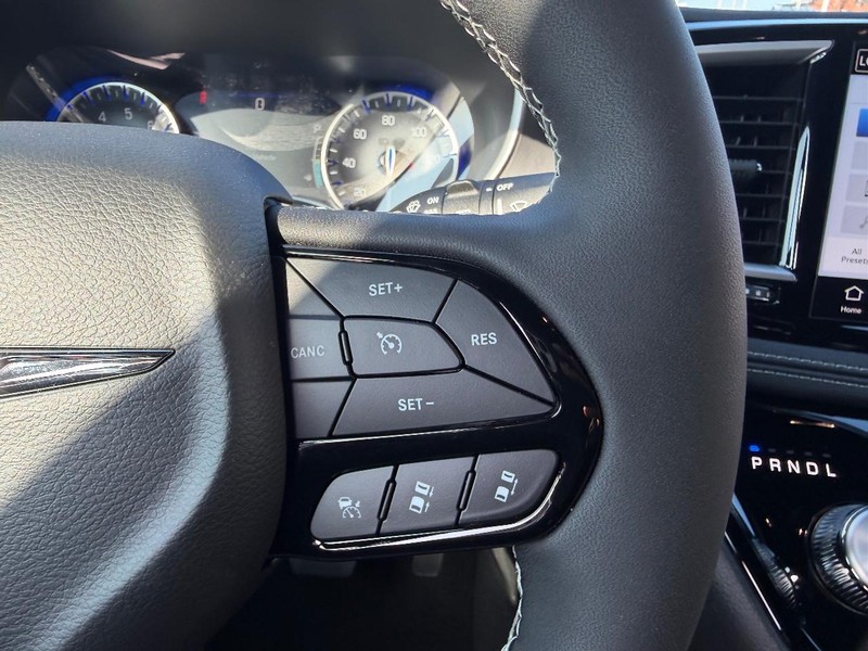 Chrysler Pacifica Vehicle Full-screen Gallery Image 15