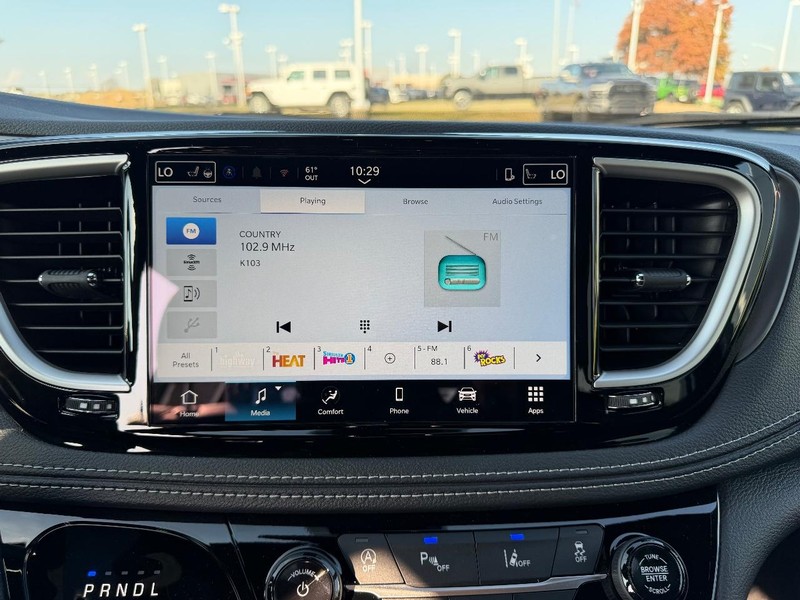 Chrysler Pacifica Vehicle Full-screen Gallery Image 16