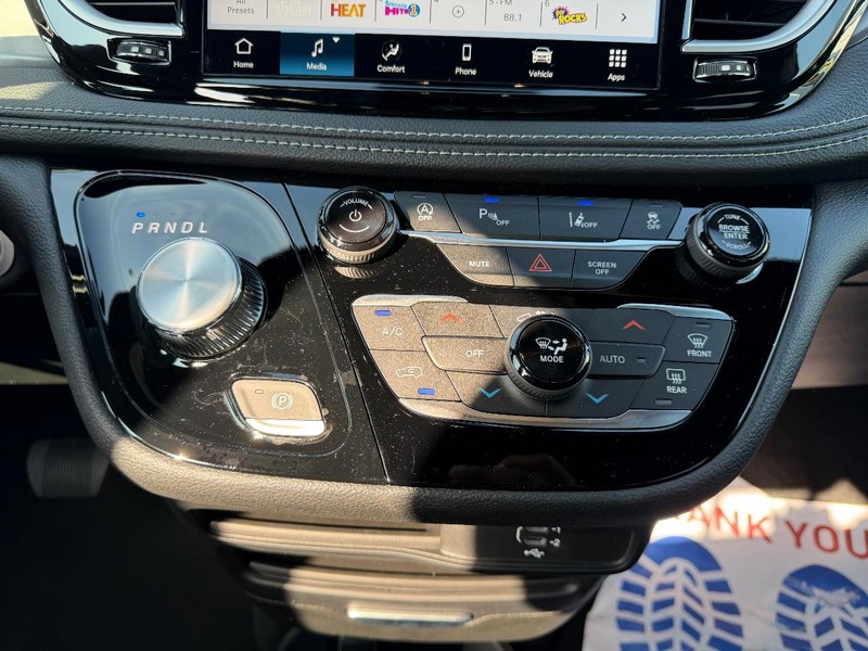 Chrysler Pacifica Vehicle Full-screen Gallery Image 17