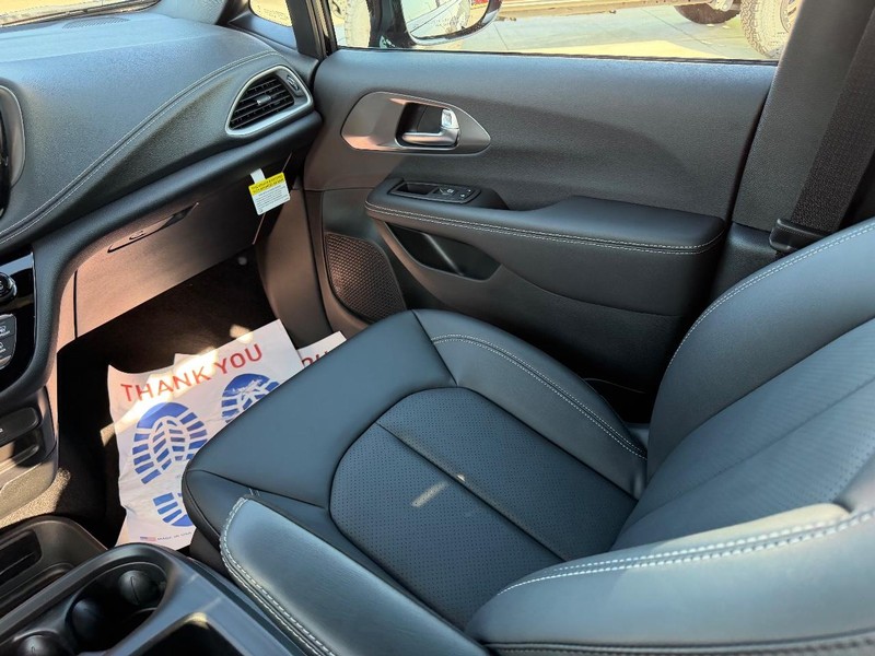 Chrysler Pacifica Vehicle Full-screen Gallery Image 19