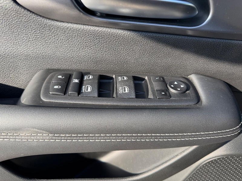 Chrysler Pacifica Vehicle Full-screen Gallery Image 20