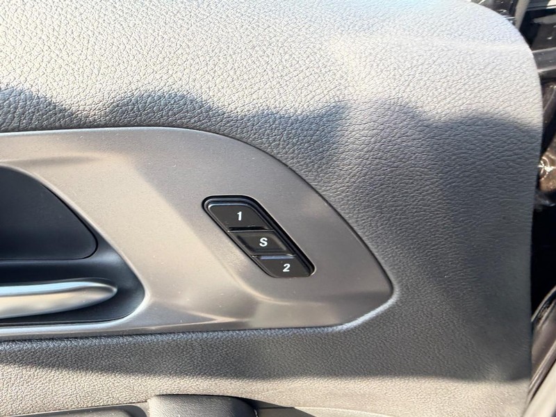 Chrysler Pacifica Vehicle Full-screen Gallery Image 21