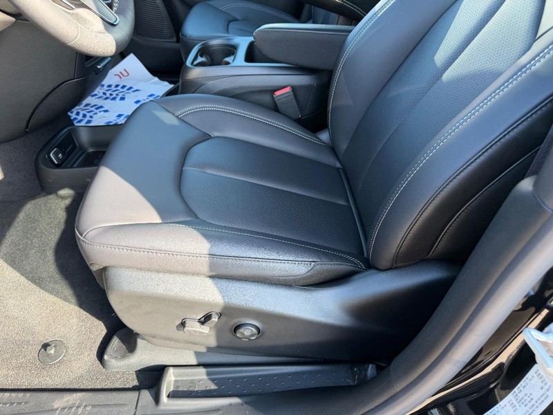 Chrysler Pacifica Vehicle Full-screen Gallery Image 22