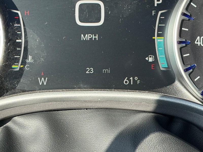 Chrysler Pacifica Vehicle Full-screen Gallery Image 23