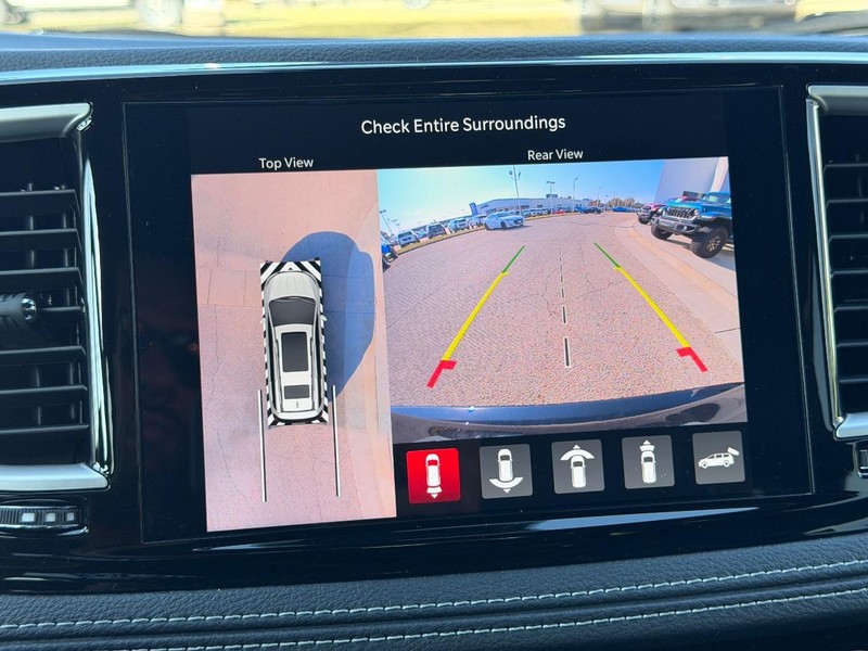 Chrysler Pacifica Vehicle Full-screen Gallery Image 24