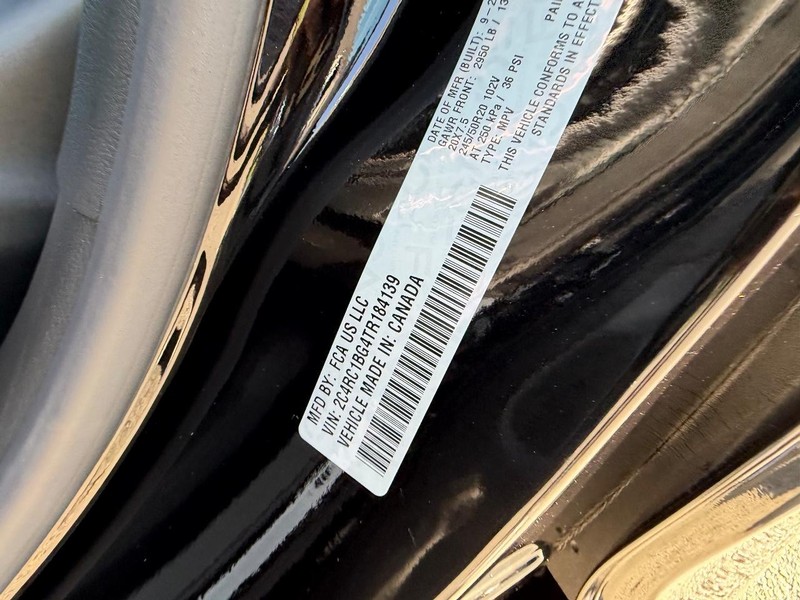 Chrysler Pacifica Vehicle Full-screen Gallery Image 25