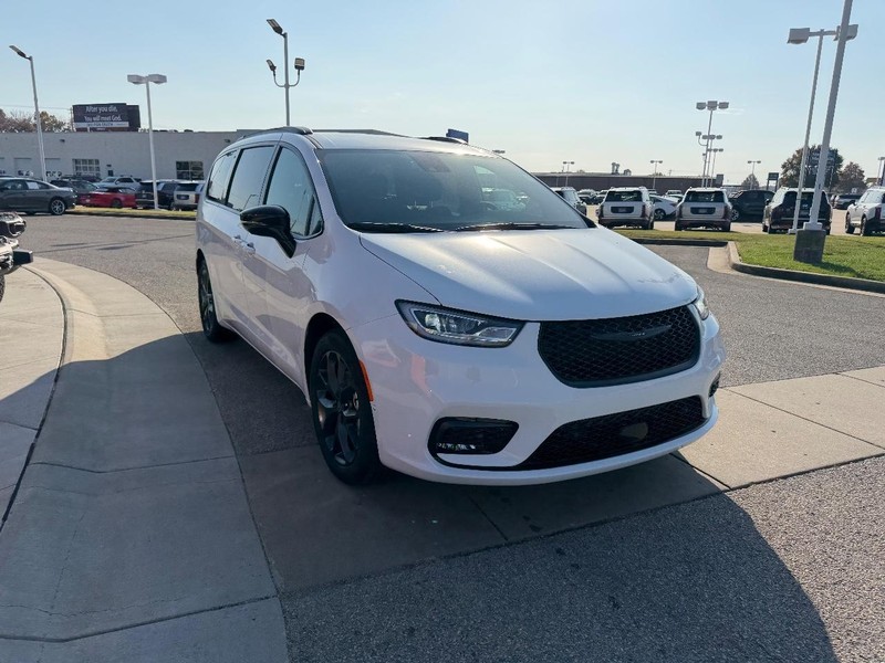 Chrysler Pacifica Vehicle Full-screen Gallery Image 3