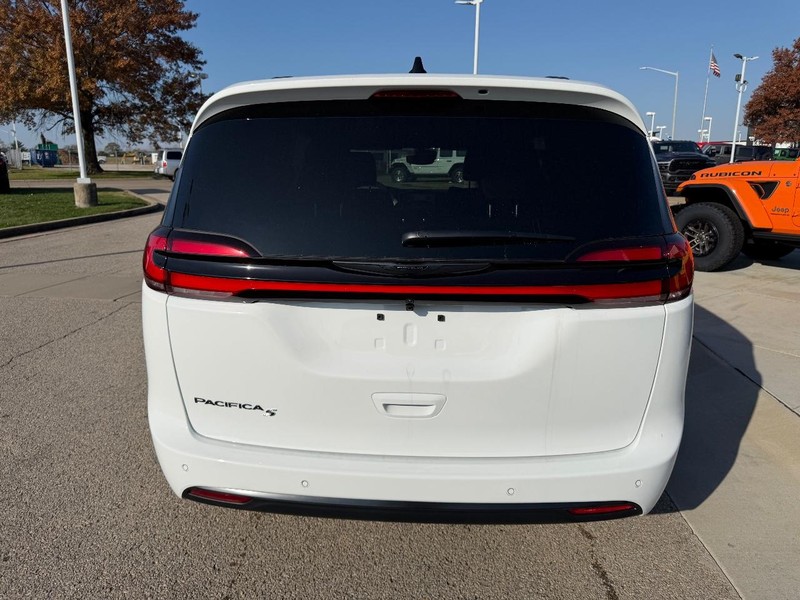Chrysler Pacifica Vehicle Full-screen Gallery Image 5