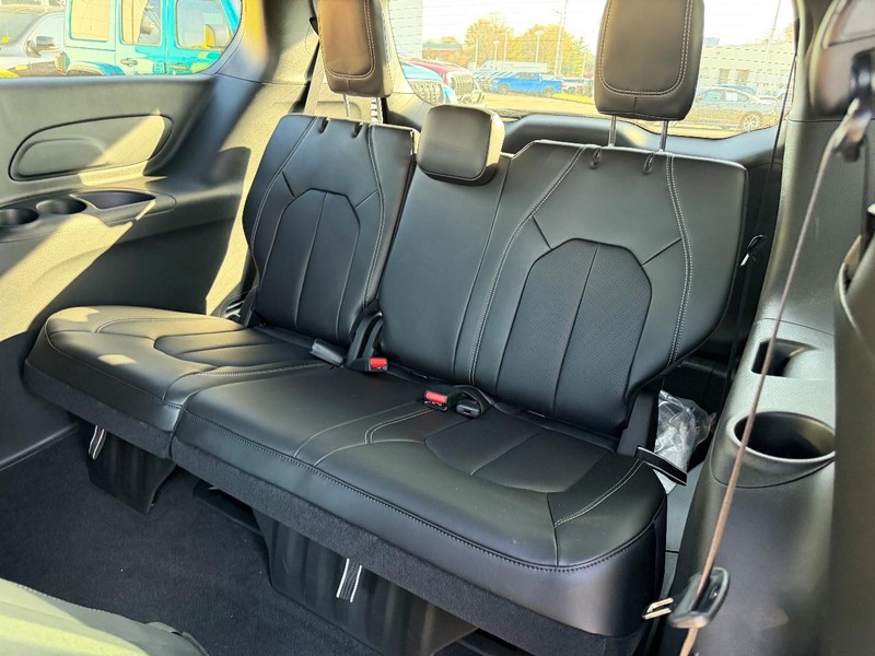 Chrysler Pacifica Vehicle Full-screen Gallery Image 9