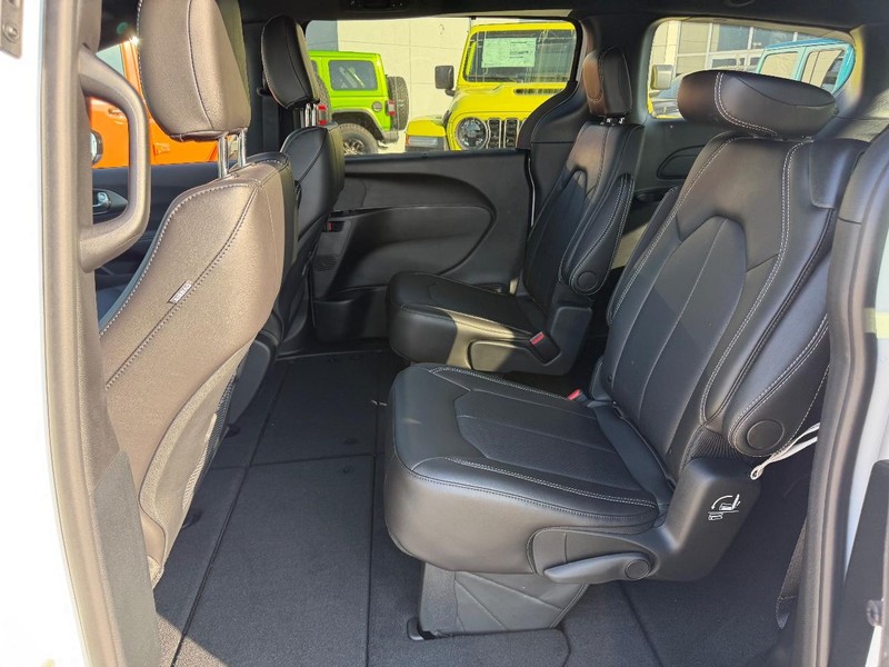 Chrysler Pacifica Vehicle Full-screen Gallery Image 10