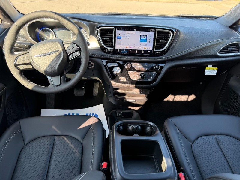 Chrysler Pacifica Vehicle Full-screen Gallery Image 12