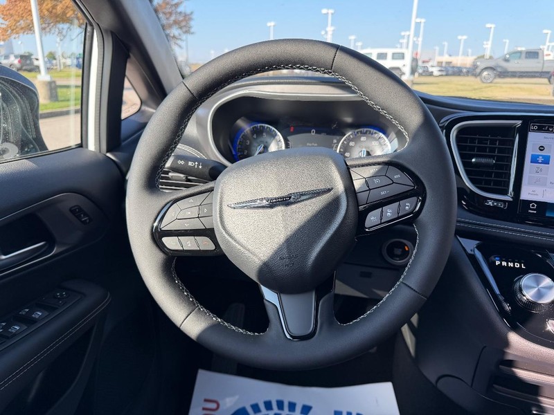 Chrysler Pacifica Vehicle Full-screen Gallery Image 13