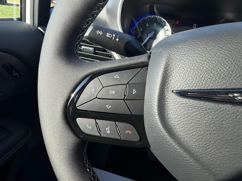 Chrysler Pacifica Vehicle Full-screen Gallery Image 14