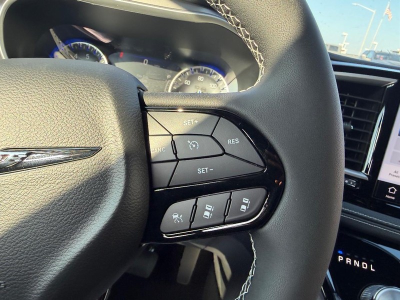 Chrysler Pacifica Vehicle Full-screen Gallery Image 15