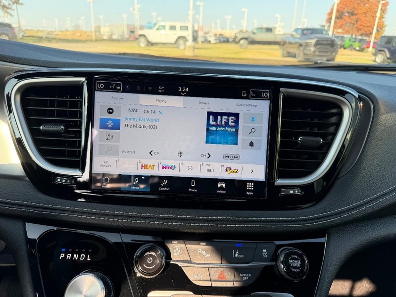 Chrysler Pacifica Vehicle Full-screen Gallery Image 16