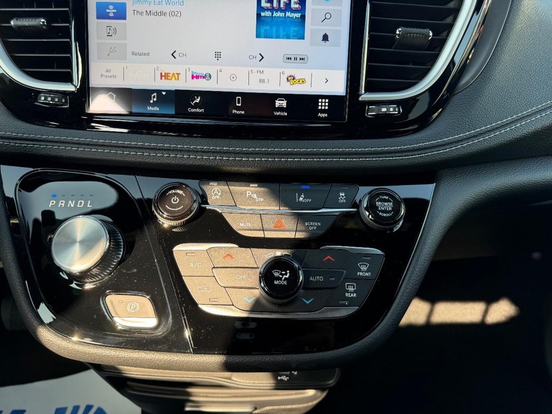 Chrysler Pacifica Vehicle Full-screen Gallery Image 17