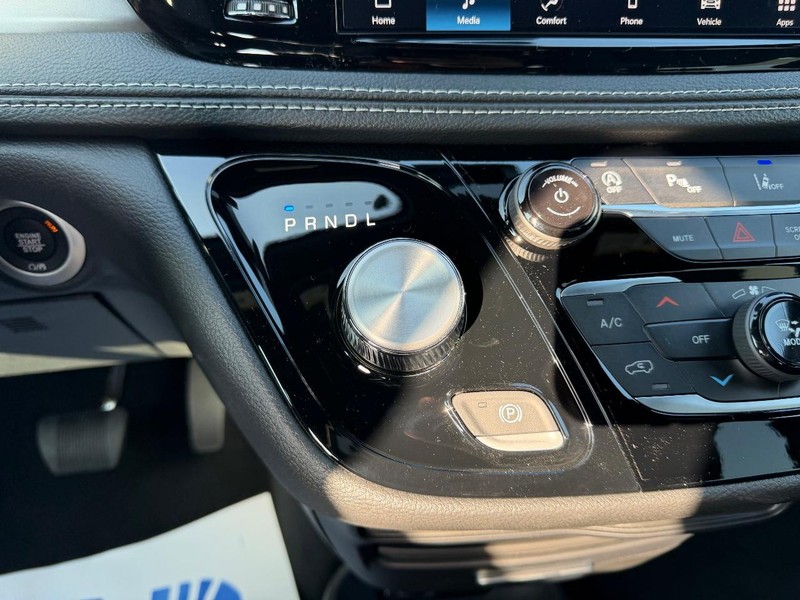 Chrysler Pacifica Vehicle Full-screen Gallery Image 18