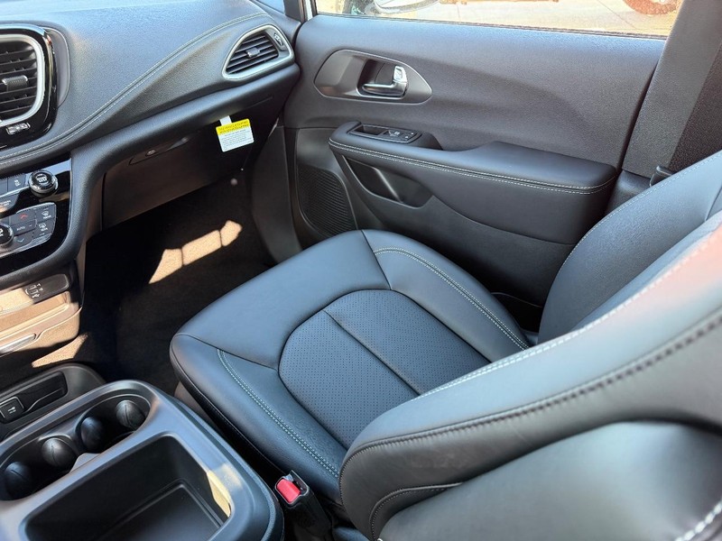 Chrysler Pacifica Vehicle Full-screen Gallery Image 19