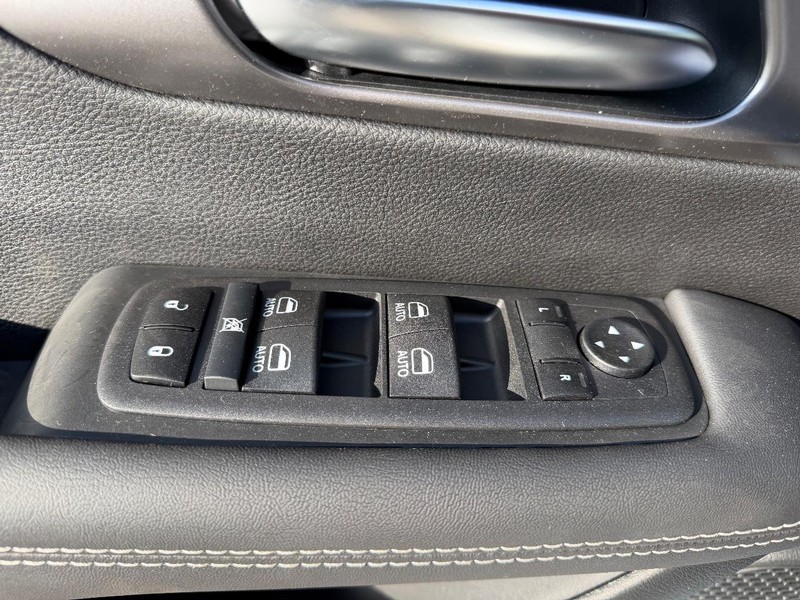 Chrysler Pacifica Vehicle Full-screen Gallery Image 20