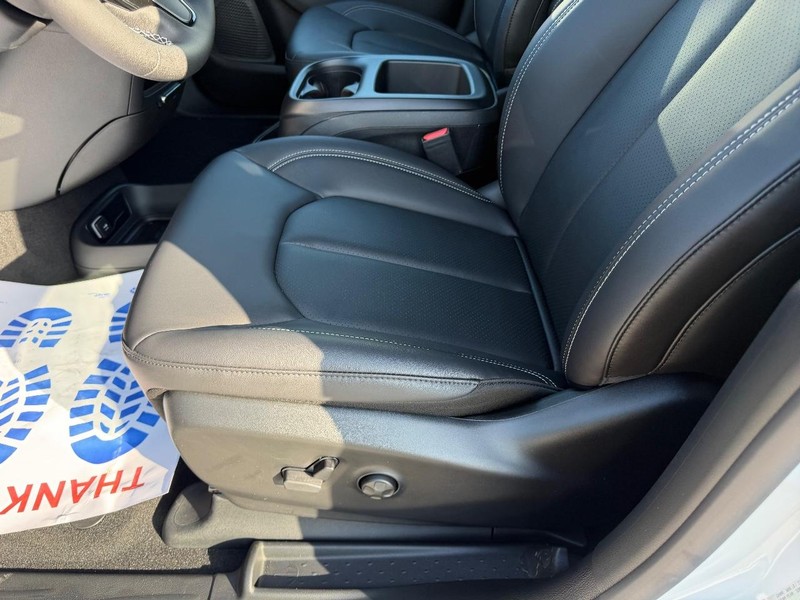 Chrysler Pacifica Vehicle Full-screen Gallery Image 22