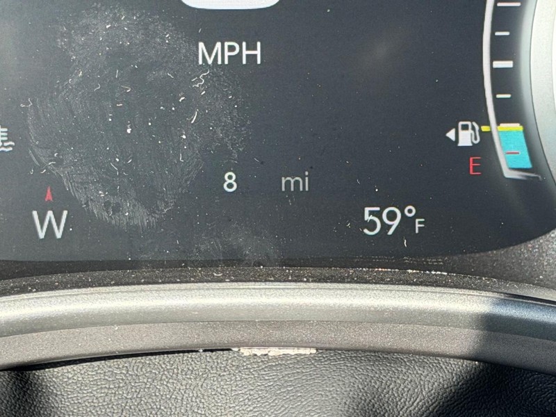 Chrysler Pacifica Vehicle Full-screen Gallery Image 23