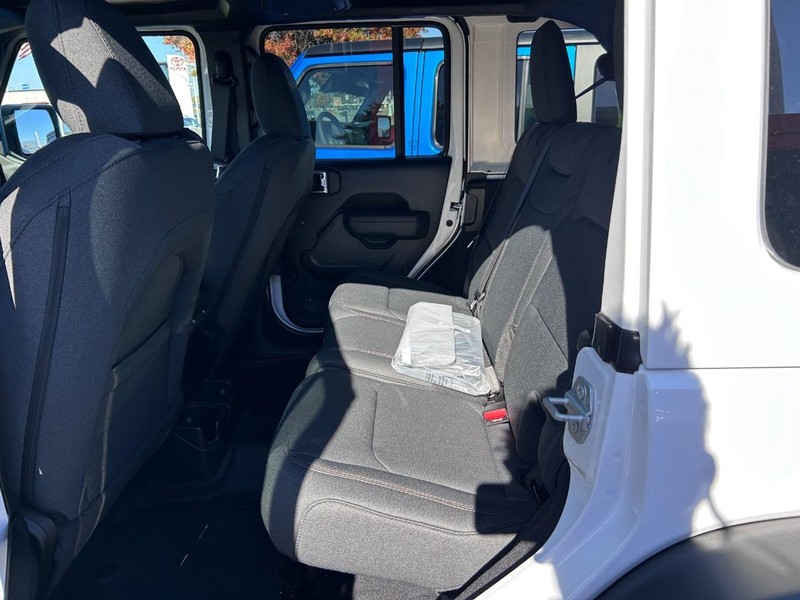 Jeep Wrangler Vehicle Full-screen Gallery Image 7