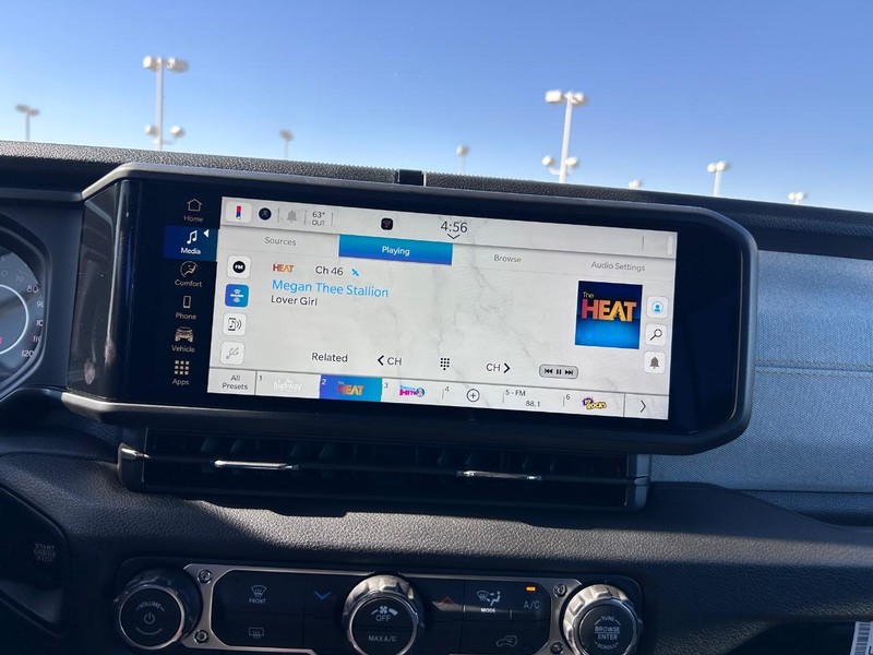 Jeep Wrangler Vehicle Full-screen Gallery Image 12