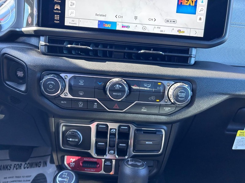 Jeep Wrangler Vehicle Full-screen Gallery Image 13