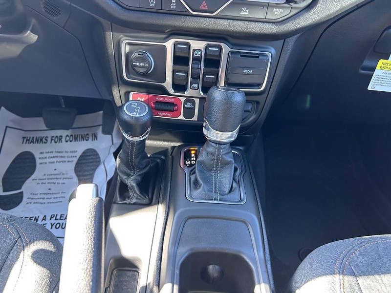 Jeep Wrangler Vehicle Full-screen Gallery Image 14