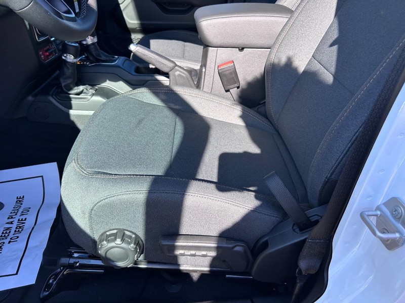 Jeep Wrangler Vehicle Full-screen Gallery Image 17