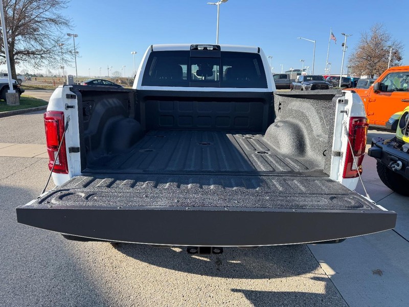 Ram 2500 Vehicle Full-screen Gallery Image 6