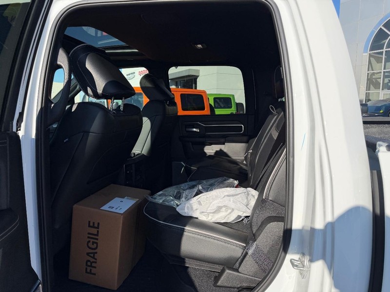 Ram 2500 Vehicle Full-screen Gallery Image 8