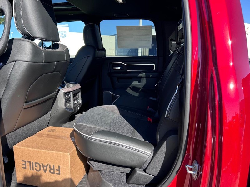 Ram 2500 Vehicle Full-screen Gallery Image 8